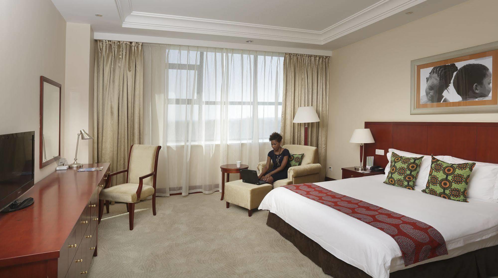 President Hotel At Umodzi Park Lilongwe Buitenkant foto